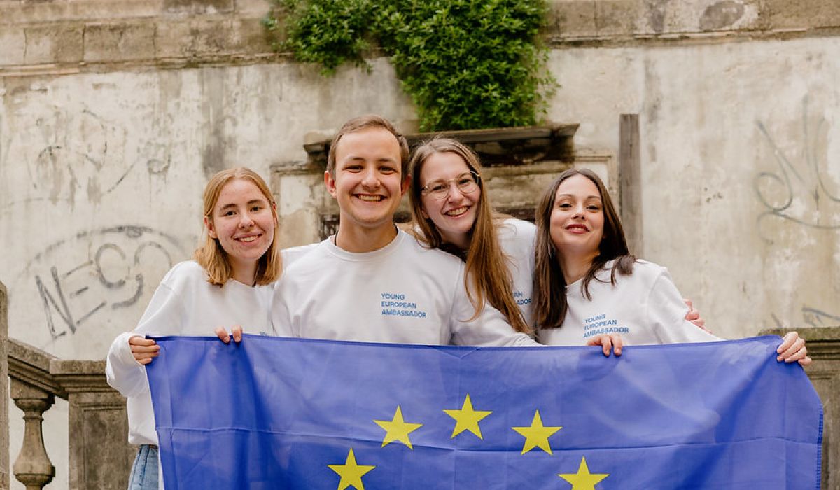 Ai între 16 și 26 de ani? Devino membru/membră al/a rețelei Tinerilor Ambasadori Europeni! Apelul este deschis pentru cetățeni din Armenia, Azerbaidjan, Belarus, Georgia, Moldova, Ucraina, UE și Marea Britanie. Ești entuziast/ă, interesat/ă de afacerile UE și de parteneriatul țării tale cu UE? Vrei să contribui la dezvoltarea țării și comunității tale? Hai în echipa Young European Ambassadors/Tinerii Ambasadori Europeni!