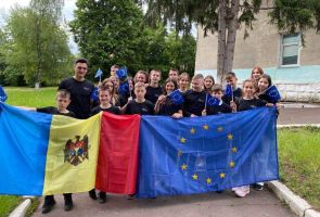 Mulți tineri din familii defavorizate din Moldova nu sunt conștienți de oportunitățile pe care le au. Tocmai în acest scop intervine proiectul „Educație civică și oportunități pentru tinerii defavorizați”, o inițiativă condusă de Xenia Martinov și Victor Gîtlan, ambii EUYouth Alumni din Moldova.