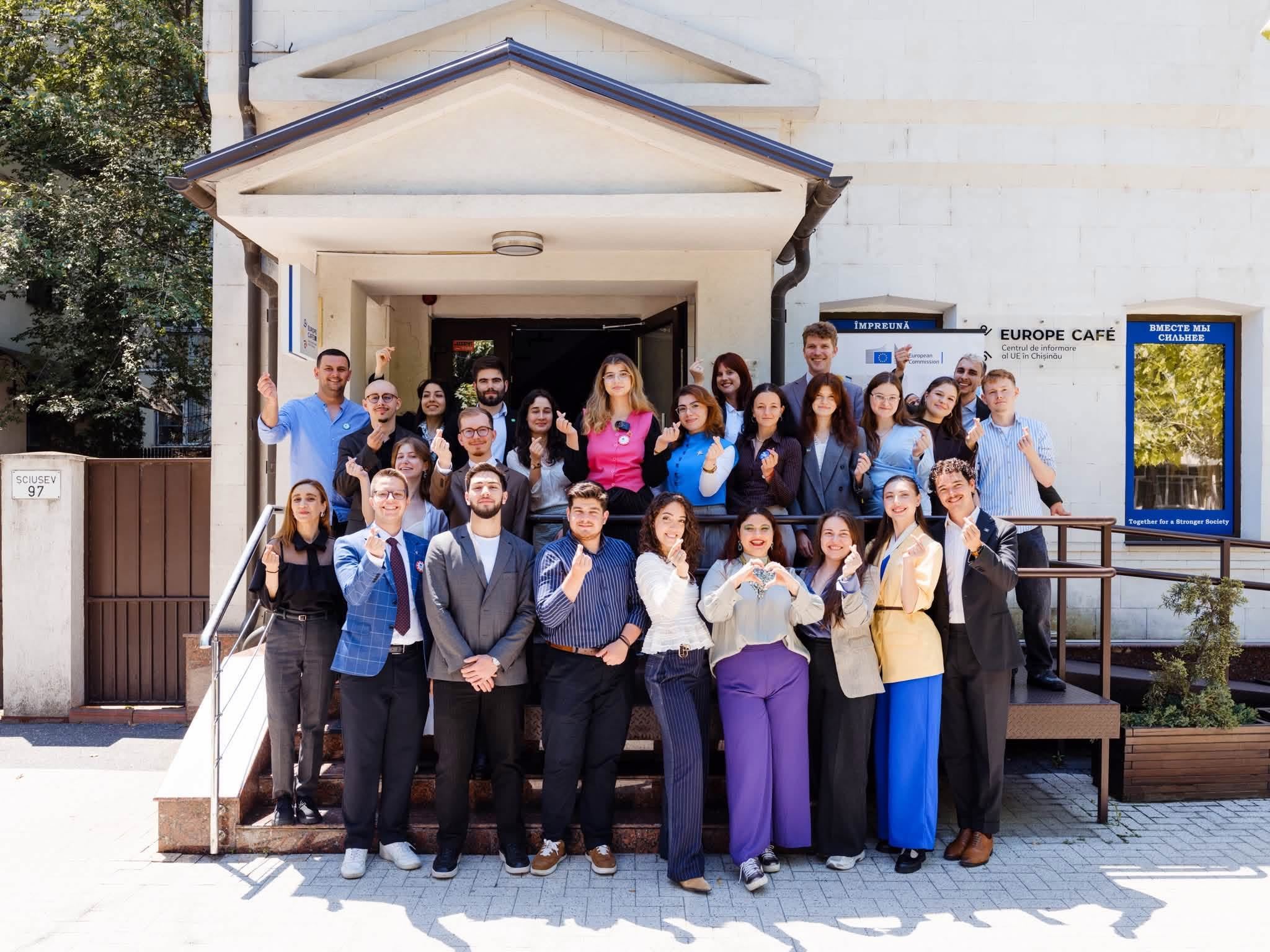 Timp de două zile, la început de iunie, spațiul nostru a prins viață într-un mod cu totul special. Europe Café a devenit inima programului Youth Policy Dialogue, transformându-se într-un adevărat hub al creativității și al vocilor tinere.