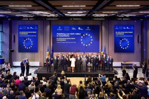 În cadrul Conferinței de Investiții UE-Moldova, comisara europeană pentru extindere, Marta Kos, a anunțat planuri de investiții și inițiative de proiecte în valoare de până la 641 de milioane de euro, în coordonare cu instituții financiare internaționale, parteneri din sectorul privat și actori publici.