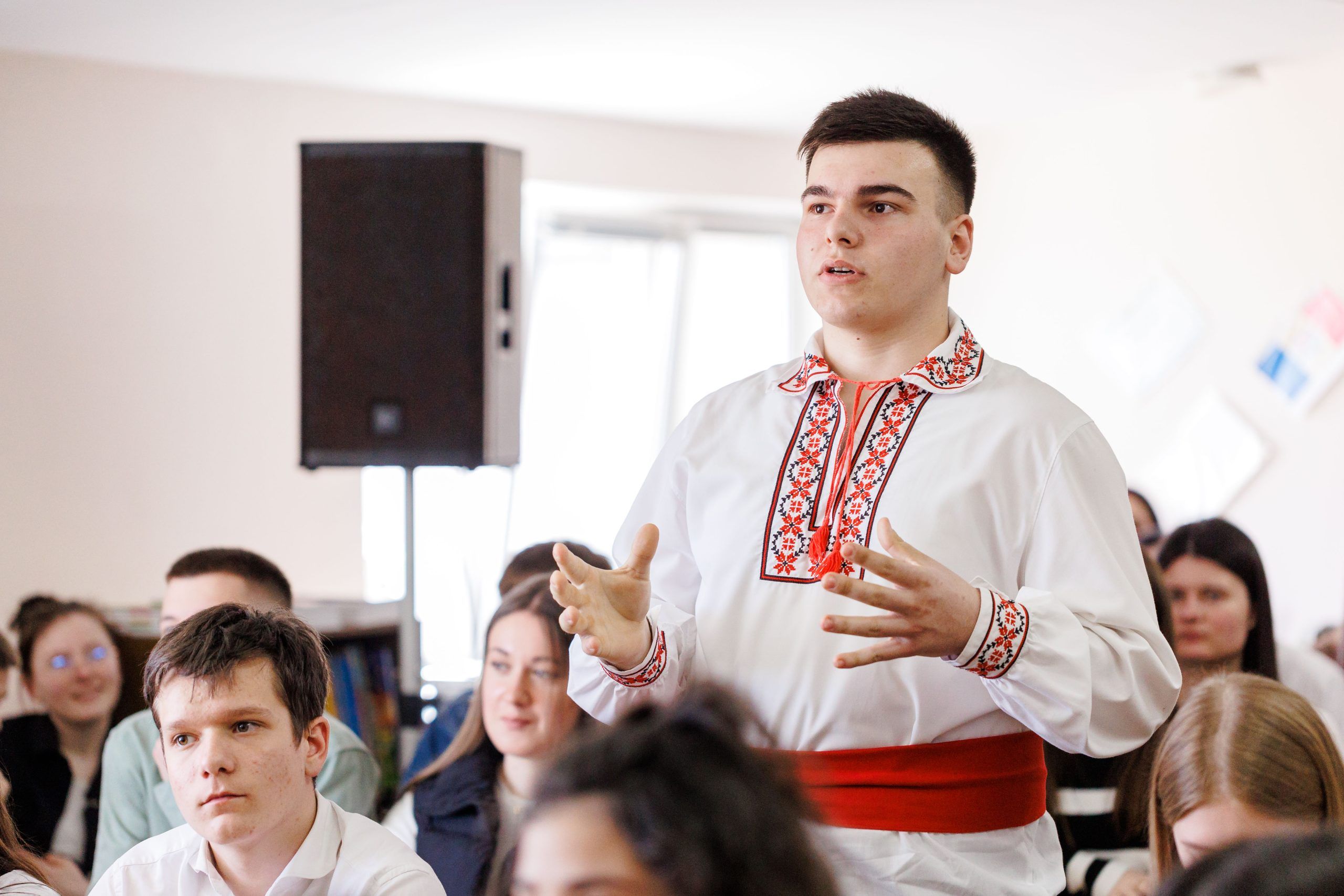 alături de Ambasadorul UE la Chișinău, Jānis Mažeiks, am ajuns la Liceul Teoretic din Varnița, unde peste 300 de elevi vin zilnic să învețe, inclusiv din stânga Nistrului, Bender. Am discutat cu tinerii și profesorii despre posibilitățile de educație, schimb de experiență cu țările europene, dar și despre tot traseul pe care Moldova deja l-a trecut în calea sa spre Uniunea Europeană.