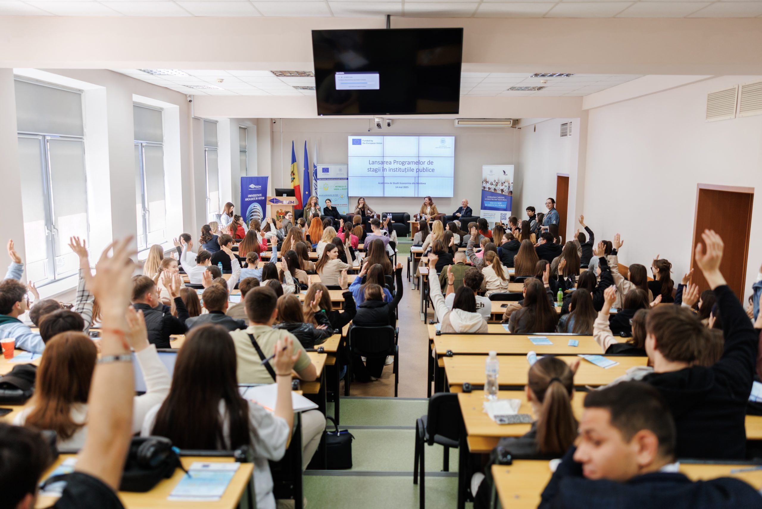 Campania de informare privind oportunitățile de stagii pentru tineri a continuat astăzi la Chișinău, reunind peste 200 de studenți la Academia de Studii Economice din Moldova (ASEM).