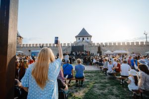 Notele muzicale și farmecul poveștilor pentru copii au transformat pentru o zi cetatea Tighina într-o scenă desprinsă din filmele Disney.
