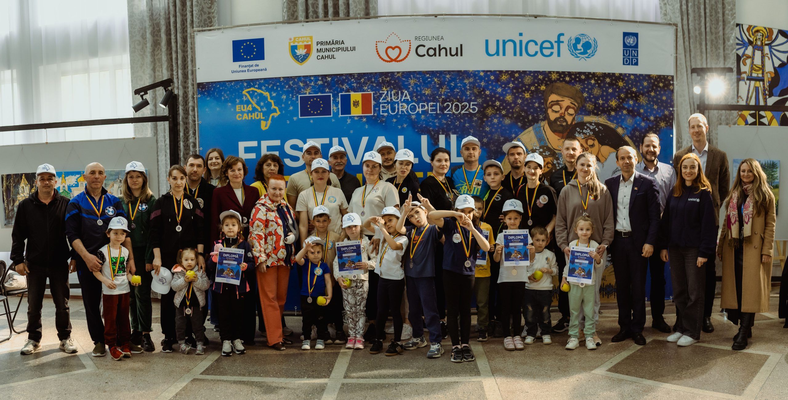 Palatul Culturii „Nicolae Botgros” din Cahul a devenit epicentrul unei sărbători pline de viață, reunind sute de copii, părinți și bunici la Festivalul Familiei – un eveniment dedicat atât Zilei Internaționale a Familiei, cât și Zilei Europei.