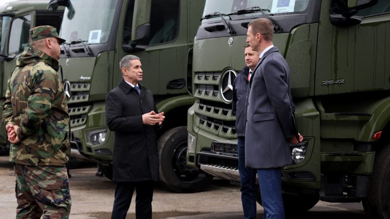 Национальная Армия Республики Молдова получила от Европейского Союза очередную партию транспортных средств в рамках Европейского Инструмента Мира (EPF). Поставка включает автобусы, грузовики, микроавтобусы, внедорожники и пикапы.