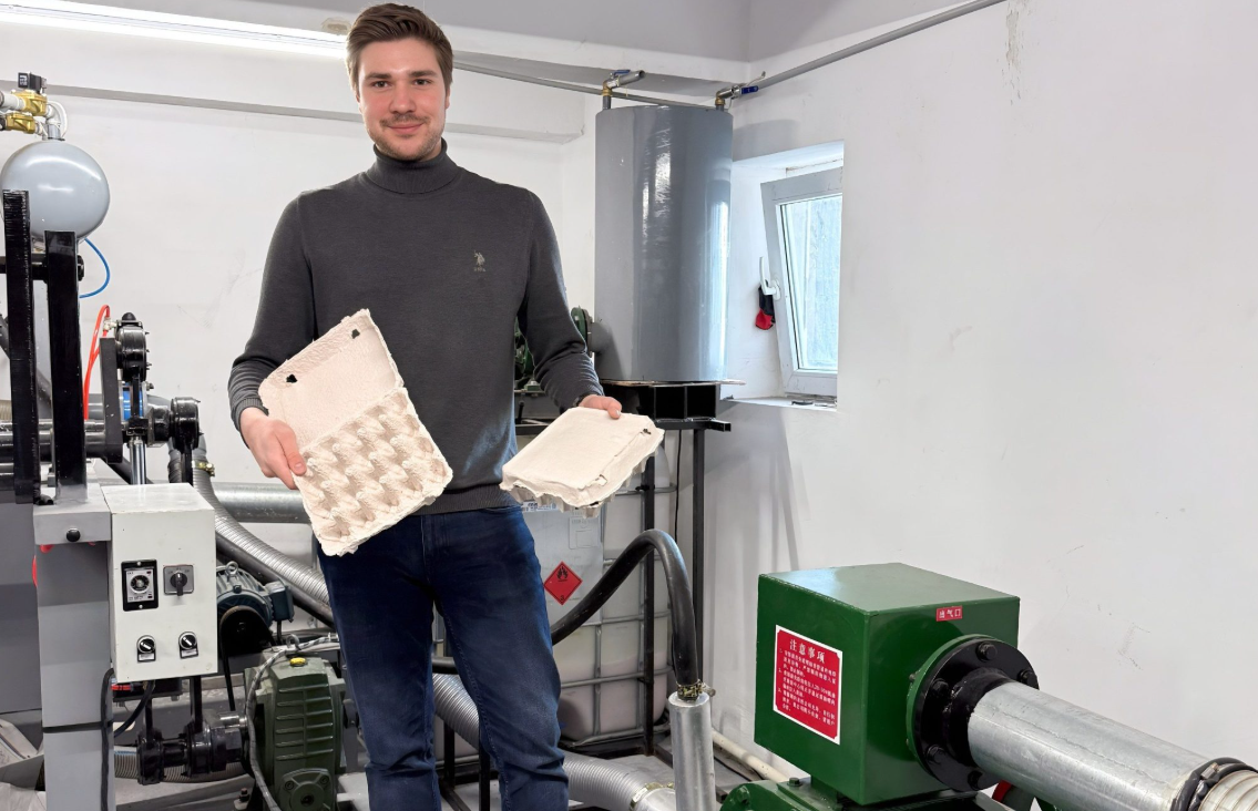 Valentin a început să dezvolte un concept simplu, dar cu impact: transformarea deșeurilor de hârtie în ambalaje reciclate pentru ouă, fructe și legume – o alternativă durabilă la cele clasice din plastic.