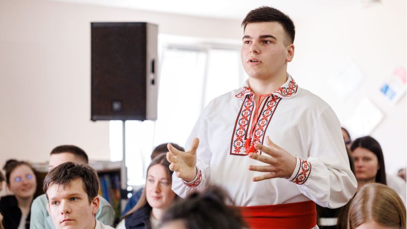 В пятницу, вместе с послом ЕС в Кишиневе Янисом Мажейксом, мы посетили Теоретический лицей в Варнице, где учатся более 300 учеников. Многие из них ежедневно приезжают с левобережья Днестра, из Бендер. Мы общались с молодыми людьми и учителями об образовательных возможностях и обмене опытом с европейскими странами, а также обо всем пути, который Молдова уже прошла на встречу к Европейскому Союзу.