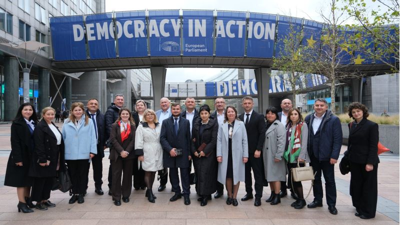 Cincisprezece primari din Republica Moldova, reprezentând inițiativele finanțate de UE Primarii pentru Creștere Economică (M4EG) și Convenția primarilor, au participat la Săptămâna europeană a regiunilor și orașelor 2025 (13-15 octombrie), aducând perspectiva Moldovei la cea mai mare adunare a liderilor locali și regionali din Europa.