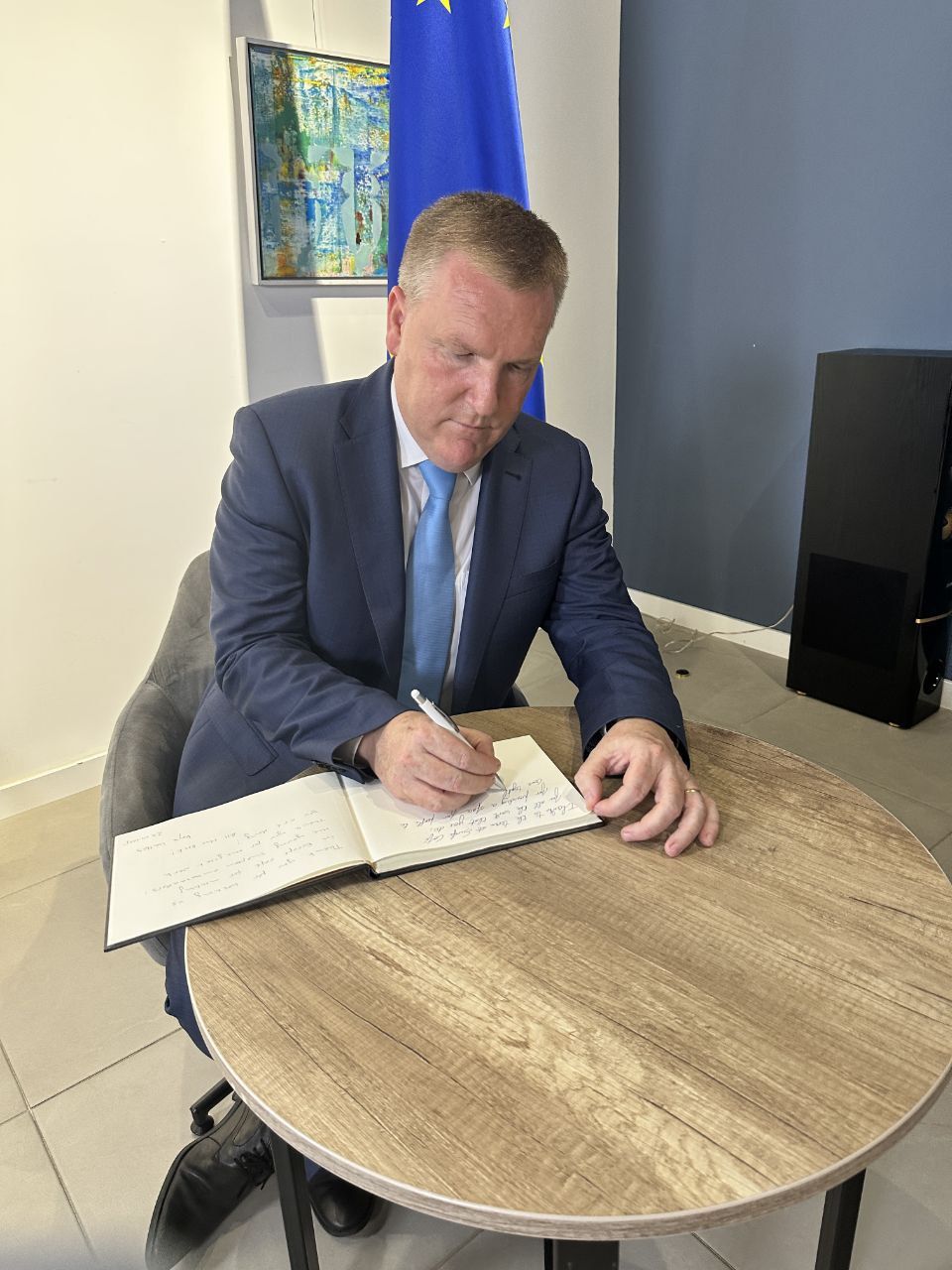Pe 6 iunie 2025, în cartea vizitelor Europe Café s-a adăugat semnătura unui oaspete de onoare. Am fost bucuroși să-l primim în vizită pe Comisarul European pentru Democrație, Justiție, Statul de Drept și Protecția Consumatorilor, Michael McGrath.