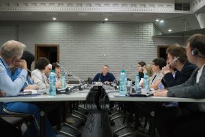 Pentru prima dată, 38 de cetățeni și cetățene din toată țara, selectați/te aleatoriu, reprezentând diferite regiuni, medii socioeconomice, limbi, genuri și vârste, s-au întrunit la Adunarea Cetățenească și au elaborat împreună recomandări privind prevenirea riscurilor dezinformării asupra democrației și, respectiv, consolidarea statului de drept