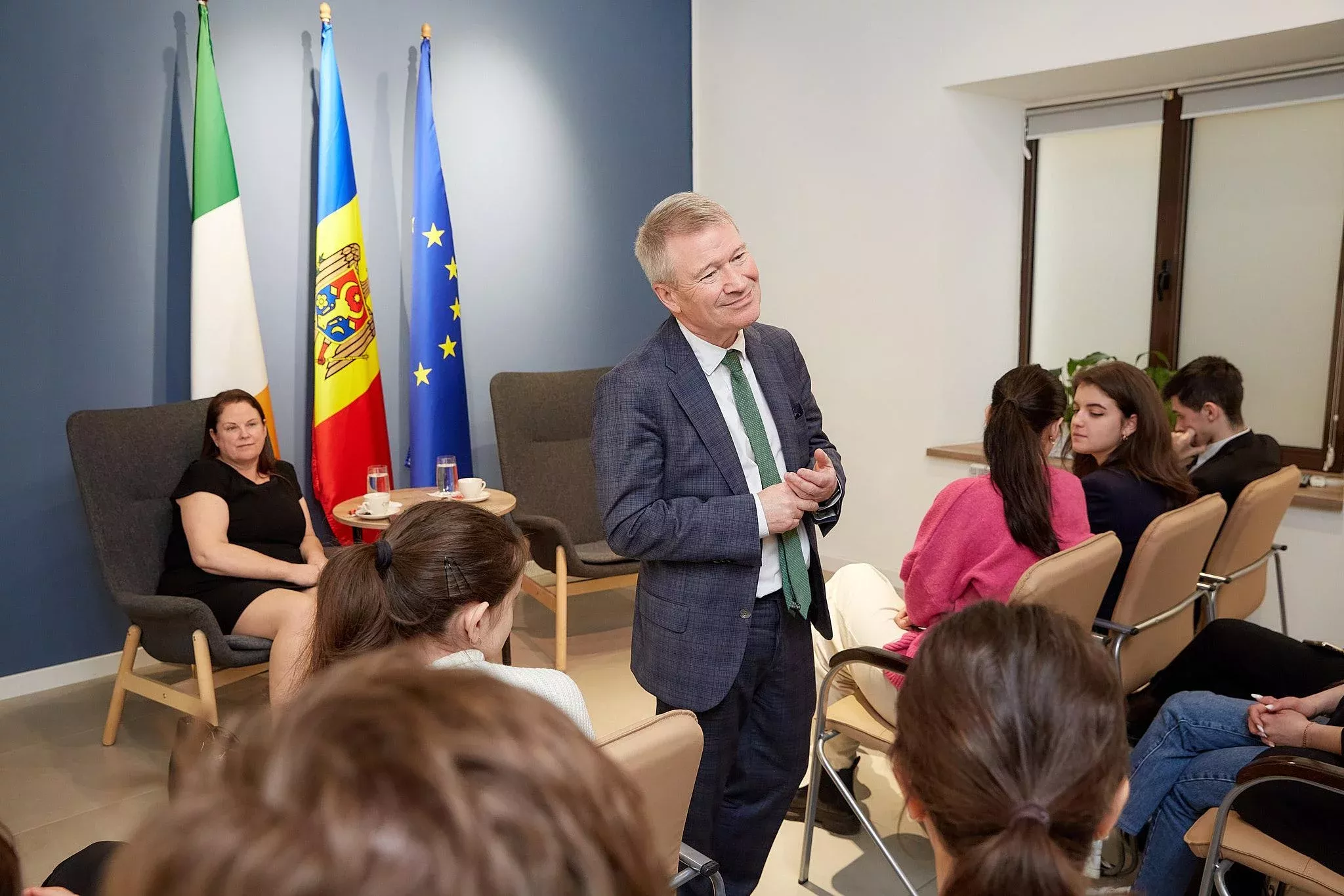 Ambasadorul Irlandei Paul McGarry, la discuții cu tinerii