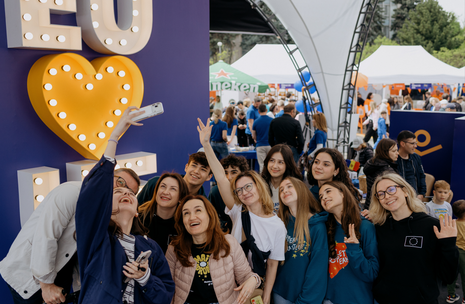 On May 9, the Great National Assembly Square came alive with the energy, smiles, and enthusiasm of everyone who chose to celebrate Europe Day with us. For one special day, PMAN became more than just a square — it turned into a vibrant hub of friendship, shared values, and European spirit.
