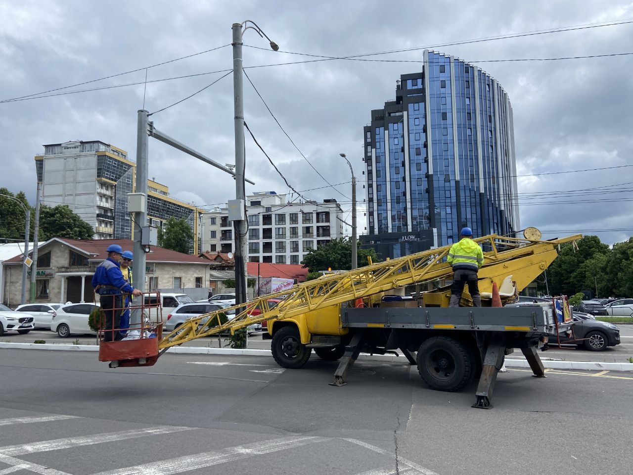 În cadrul Centrului de Monitorizare a Traficului (CMT) au fost instalaţi primii senzori inteligenți de trafic.