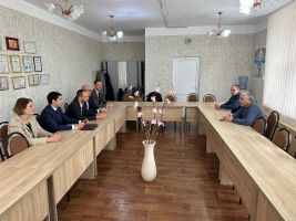 Ambasadorul UE în Republica Moldova, împreună cu echipa Delegației UE, au vizitat regiunea transnistreană. Aici au mers la comunități, școli și întreprinderi, reafirmând angajamentul Uniunii Europene pentru dialog, stabilitate și pace.