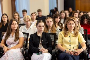 Более 120 молодых участников двух текущих стажерских программ, поддерживаемых Европейским Союзом и Правительством Республики Молдова, приняли участие в заключительной учебной сессии из летней серии, посвященной области правосудия и налоговой реформы в соответствии со стандартами ЕС.