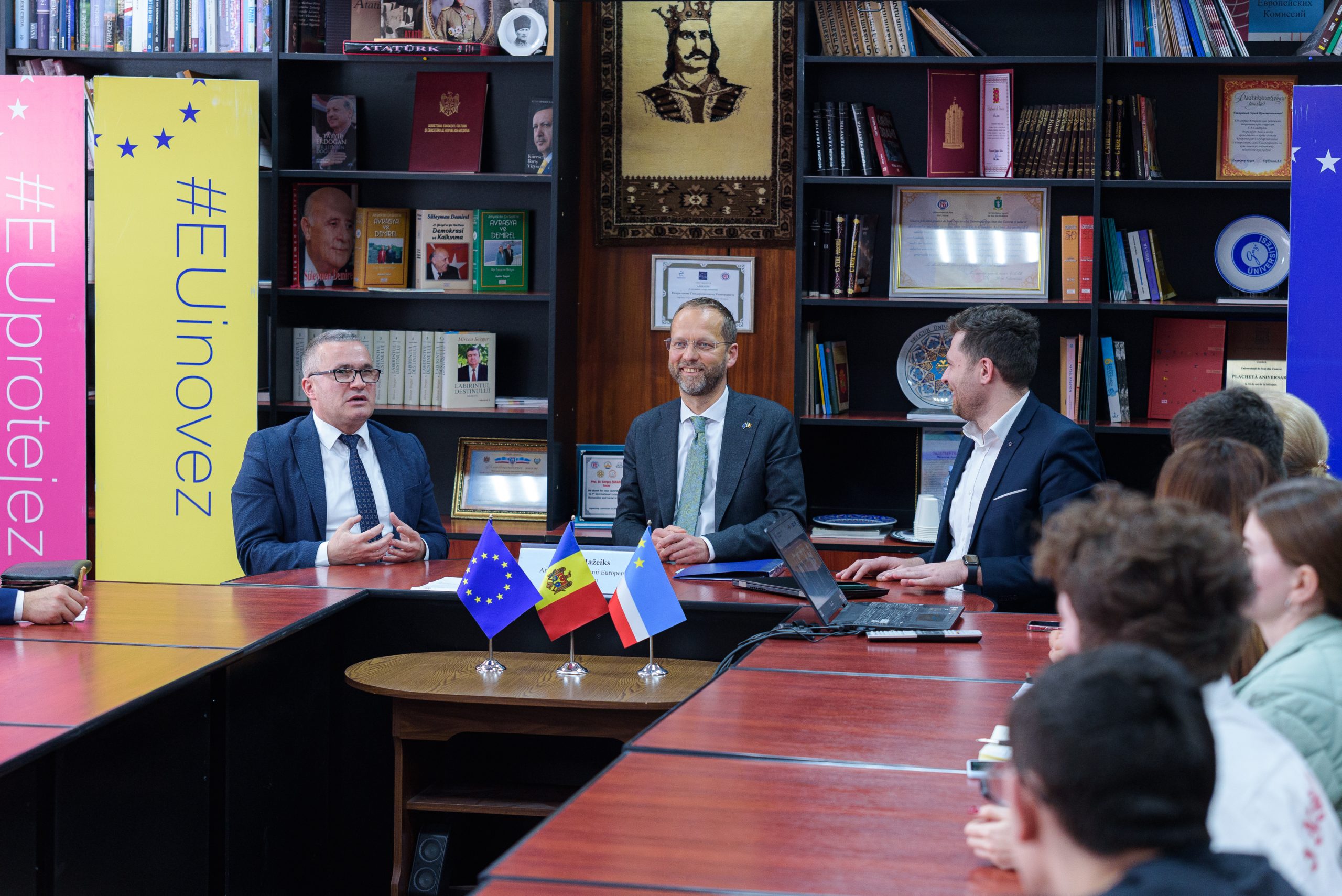 The series of discussions about the European vector of the Republic of Moldova, EU Talks, continues. On Friday, April 5, together with the Ambassador of the European Union in Chisinau, Jānis Mažeiks, the team of the main EU information center in the Republic of Moldova, Europe Café, arrived at Comrat.