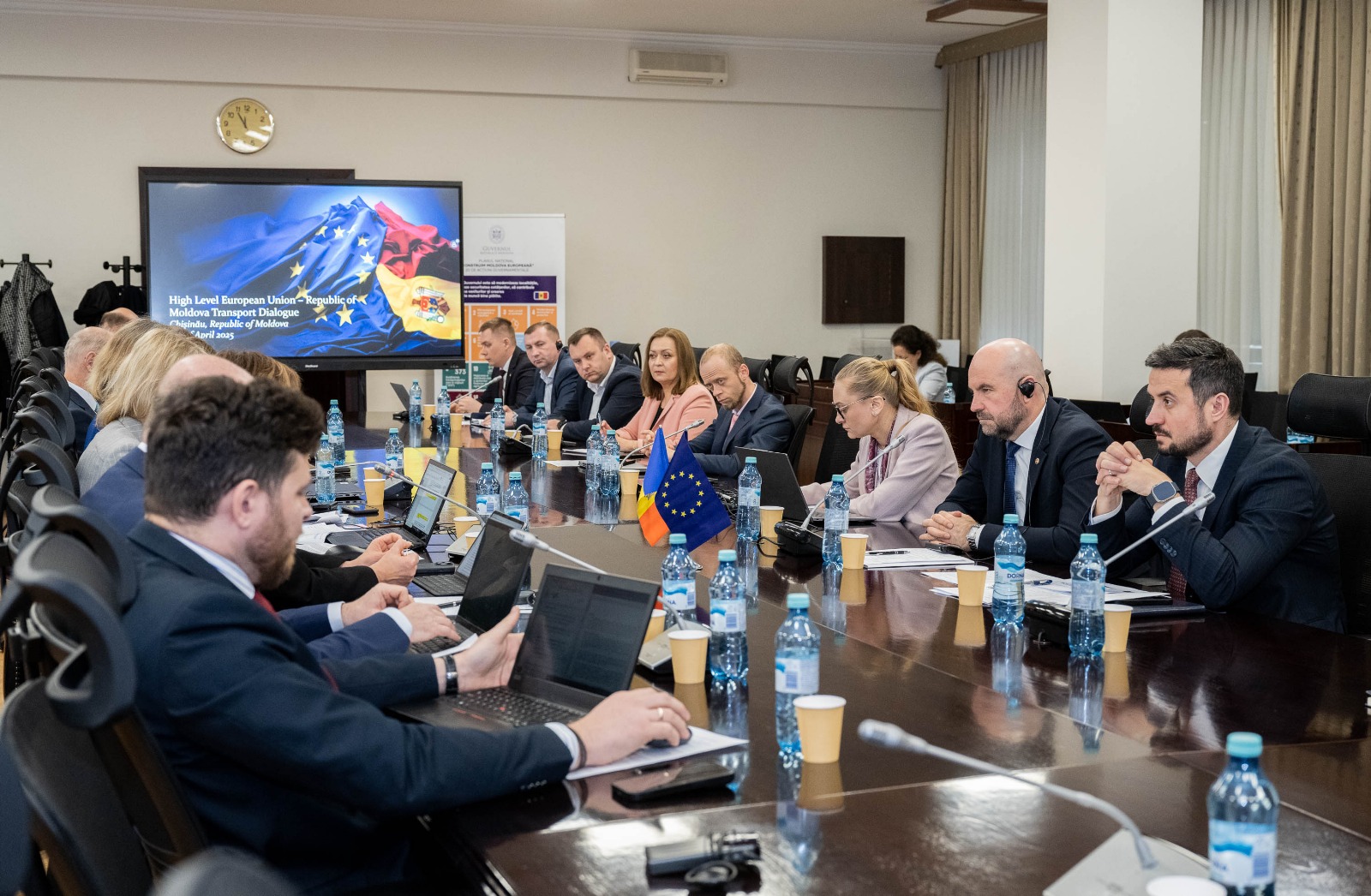 Cel de-al doilea dialog UE-Moldova privind transporturile a avut loc astăzi la Chișinău. Coprezitdat de Vladimir Bolea, Viceprim-ministru și Ministru al infrastructurii și dezvoltării regionale al Republicii Moldova, și de Magda Kopczyńska, Director general pentru mobilitate și transporturi al Comisiei Europene, dialogul s-a axat pe consolidarea în continuare a cooperării între toate modurile de transport și pe abordarea inițiativelor viitoare în sectorul transporturilor.  