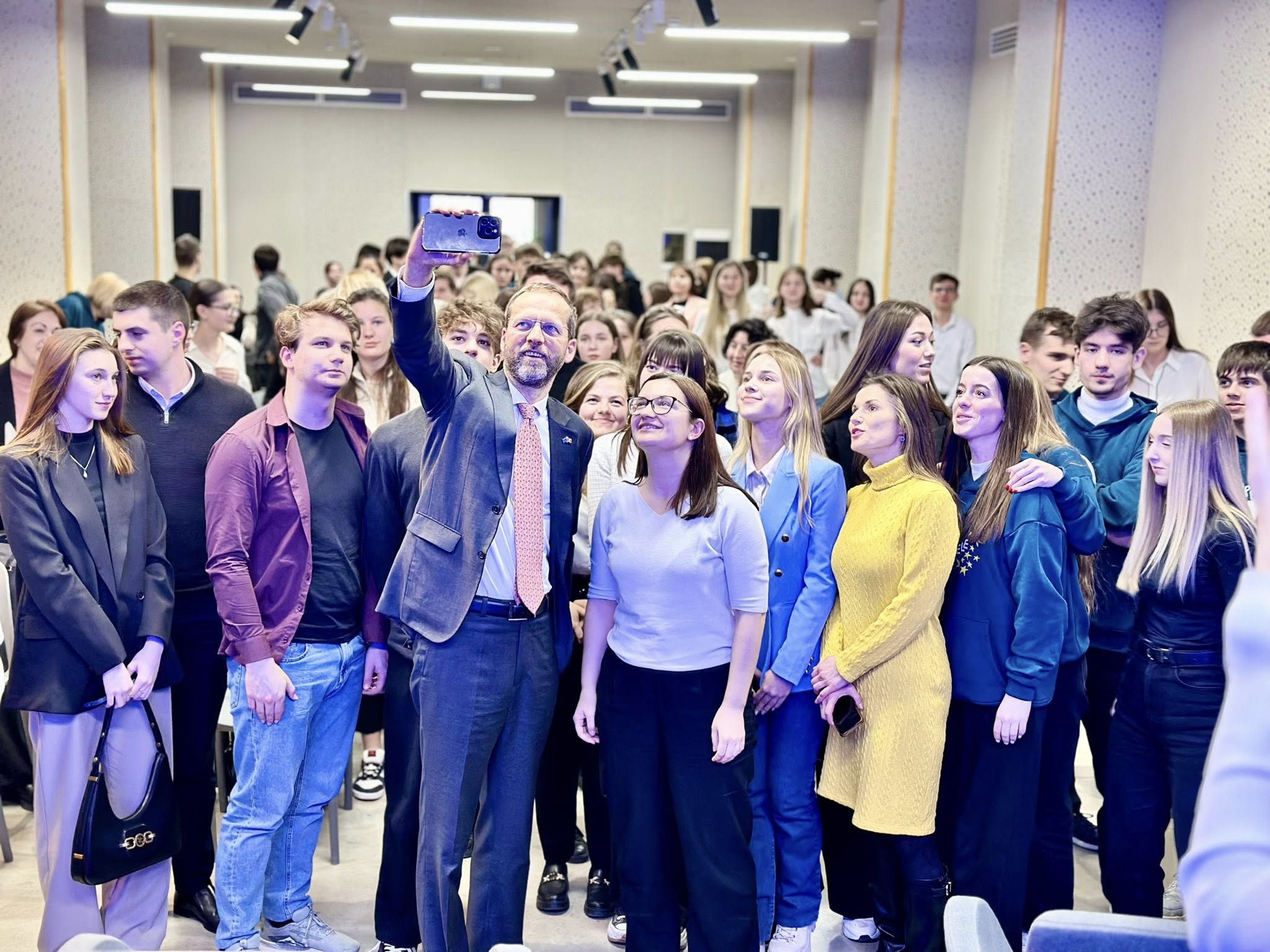 Ziua de 11 aprilie a fost despre tineri, despre energia și entuziasmul lor de a mișca Moldova spre prosperitate și un viitor mai bun în Uniunea Europeană.