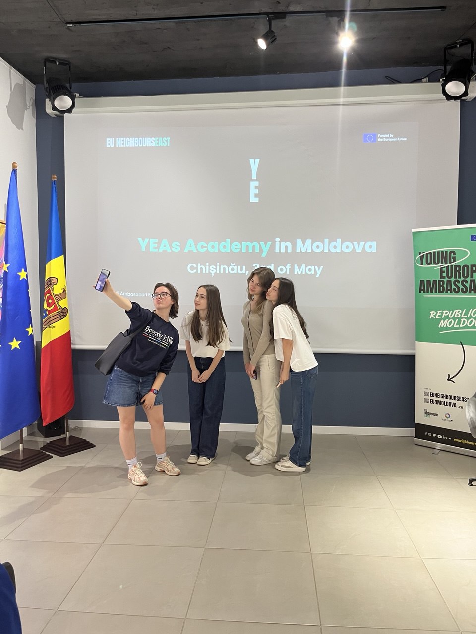 Le-am urat bun venit tinerilor talentați și pregătiți să devină vocile valorilor europene în societate. În acest weekend, noii membri ai rețelei Tinerilor Ambasadori Europeni au intrat în rolurile lor de voluntari în cadrul evenimentului Young European Ambassadors Academy (Academia Tinerilor Ambasadori Europeni).