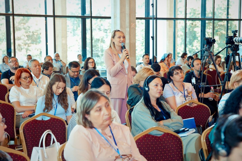 Нам нужна более сильная демократия, а для этого необходимо сильное гражданское общество и реальное участие граждан в принятии публичных решений. Более 160 участников — гражданские активисты, представители центральных и местных властей, международные и местные эксперты, а также лидеры неправительственных организаций — из Бельгии, Польши, Румынии, Республики Молдова и других стран обсудили эту тему в Кишиневе на втором выпуске Конференции по гражданскому участию, организованной Центром политики и реформ. Мероприятие объединило 30 спикеров на трех панельных дискуссиях и восьми тематических семинарах с разнообразными темами — от инструментов партисипативной и делиберативной демократии до цифровых технологий вовлечения и стратегий защиты гражданского общества в условиях растущих рисков. С приветственными речами на открытии конференции выступили: - Адриан Бэлуцель, руководитель аппарата президента Республики Молдова - Мартина Шпернбауэр, руководитель группы по вопросам управления, Отдел сотрудничества Делегации Европейского союза в Республике Молдова - Чеслав Панико, омбудсмен - Рафал Хибовски, директор представительства People in Need - Антонелла Валморбида, генеральный секретарь ALDA Среди спикеров панелей были международные и местные эксперты из European University Institute, ALDA, Democracy Reporting International, European Partnership for Democracy, Declic.ro, Funky Citizens, Techsoup Romania, Фонда Восточной Европы, Promo-LEX, EcoContact, Партнерства за открытое правительство, ООН по правам человека в Молдове, Центра CONTACT и Центра юридических ресурсов Молдовы. Первая панель конференции была посвящена демократическим инновациям — инструментам, которые позволяют гражданам участвовать в принятии решений за пределами традиционных механизмов. Пример — районные советы по участию, созданные при поддержке Фонда Восточной Европы в шести районах страны, объединяющие более 100 местных организаций. Они повышают прозрачность принятия решений и вносят в публичную повестку новые темы, такие как климатические вызовы. Важно, что они способствуют формированию нового поколения политиков, более чувствительных к проблемам сообществ. Вторая панель обсуждала практики повышения качества общественного участия. Во многих странах закреплена обязанность государства привлекать граждан к процессу принятия решений. Например, в Латвии власти обязаны финансировать партисипативное бюджетирование. В Эстонии и Финляндии существуют национальные платформы для консультаций по законодательству. В Республике Молдова существуют такие правовые нормы, но они часто не соблюдаются. Сроки консультаций часто нарушаются, а некоторые документы вообще не выносятся на обсуждение. Хотя предусмотрены формальные санкции для чиновников, нарушающих эти положения, сами учреждения не могут быть наказаны. Также отсутствует четкий механизм обжалования решений, не прошедших реального общественного обсуждения. В настоящее время власти и гражданское общество работают над заменой устаревшего закона об участии. Уже подготовлен первый проект для консультаций. Цель нового закона — повысить уровень участия, четко определить этапы, увеличить сроки и обязать власти аргументированно отвечать на рекомендации граждан. Будут внедрены технологические новшества: например, каждый гражданин сможет подписаться на уведомления по интересующей теме или органу. Консультации необходимы не только по законодательным инициативам. Пример — экологические разрешения. Любое решение в этой сфере важно, так как влияет на целые поколения. Третья панель была посвящена защите гражданского пространства. Атаки на гражданское общество усиливаются по всему миру. В некоторых балканских странах государственные средства направляются на антикампании против НПО. В Молдове некоторые политики предлагают копировать российское законодательство против "иностранных агентов". Однако исследования показывают, что доверие населения к конкретным НПО на местном уровне — высокое. Но в целом доверие подрывается подобными дискредитационными атаками — частью гибридной войны. Прилагаются усилия по принятию законодательства против SLAPP-исков — для защиты журналистов, активистов и других вовлеченных лиц от злоупотреблений. Также необходимо как можно скорее принять новый закон об участии, который обеспечит прозрачность власти и консультации с гражданами. Гражданское пространство в Молдове существует, но опыт Грузии — некогда лидера по демократическим показателям среди стран Восточного партнерства — показывает, что его можно быстро потерять без превентивных мер. Темы семинаров включали: гражданские ассамблеи как механизм консультаций, партисипативное бюджетирование, мониторинг выборов в цифровую эпоху, защита правозащитников, технологии вовлечения, цифровизация НПО, коллективные петиции, местная прозрачность и стратегии защиты гражданского пространства. Что необходимо для укрепления гражданского участия и защиты пространства для действий гражданского общества в Молдове: Общественное участие начинается с доступа к информации, и власти должны обеспечить его для каждого. Необходима инфраструктура участия, включающая все голоса, соединяющая местный и национальный уровень. Власти должны обеспечить, чтобы электронные платформы участия были действенными, сроки — разумными, а мнения граждан — учитывались. Гражданское общество должно усиливать голос граждан и активнее коммуницировать с ними. Гражданам нужны инструменты, позволяющие влиять на решения не только на выборах, но и каждый день. Конференция была организована в рамках проекта INSPIRED Moldova, финансируемого Европейским Союзом и реализуемого European Partnership for Democracy (EPD), Европейской ассоциацией за местную демократию (ALDA), Национальным центром поддержки и информирования НПО в Молдове CONTACT, Центром политик и реформ (CPR Moldova), Democracy Reporting International (DRI) и People in Need (PIN). Выраженное в ходе мероприятия содержание не обязательно отражает видение Европейского Союза. CPR Moldova получает институциональную поддержку от Швеции.