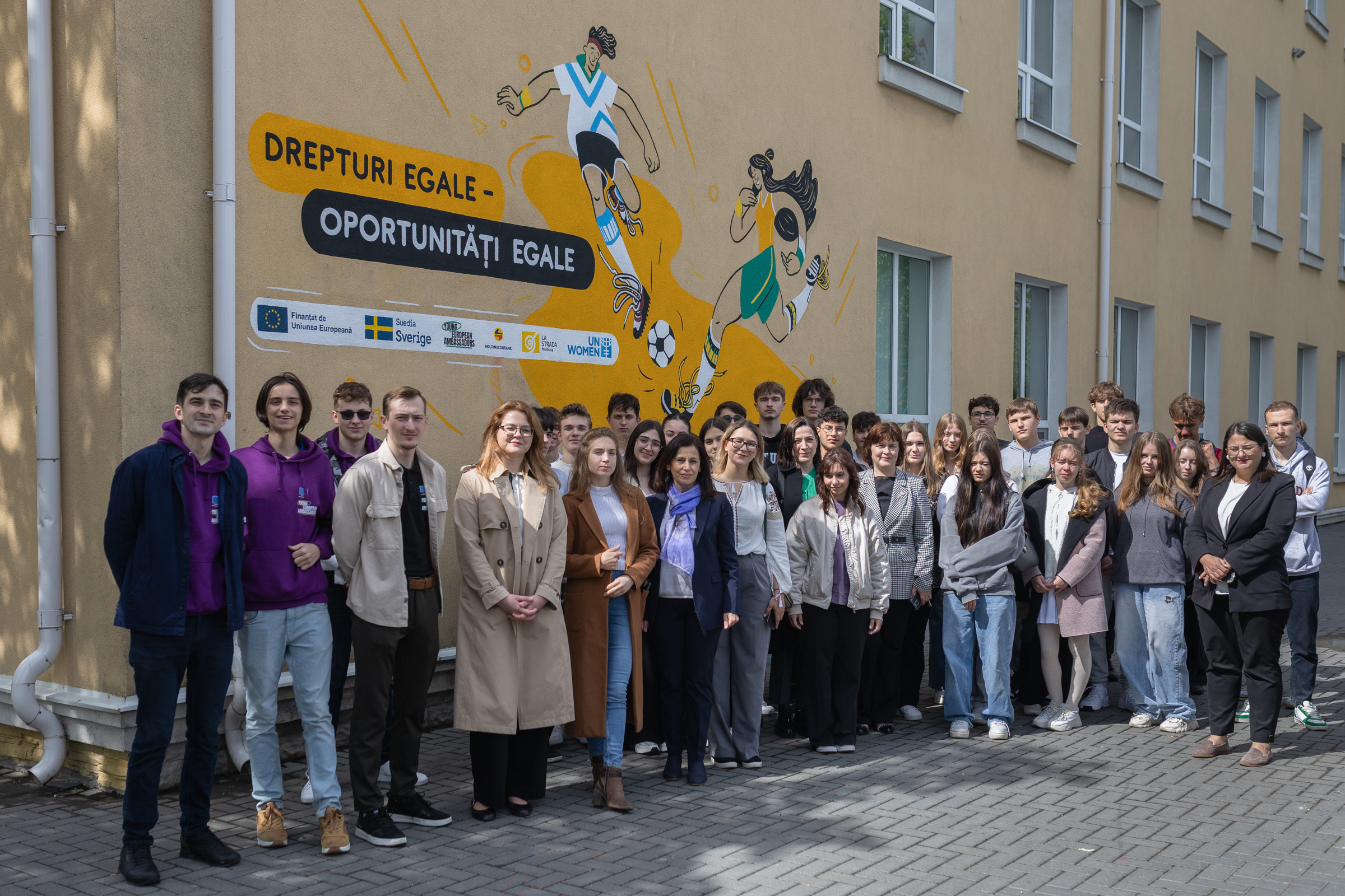 On May 28, a mural created by artist Cristina Gratii was unveiled at “Dragoș Vodă” Theoretical High School in Stăuceni. The artwork stands as a manifesto for promoting gender equality and for preventing and eliminating violence against women and girls.