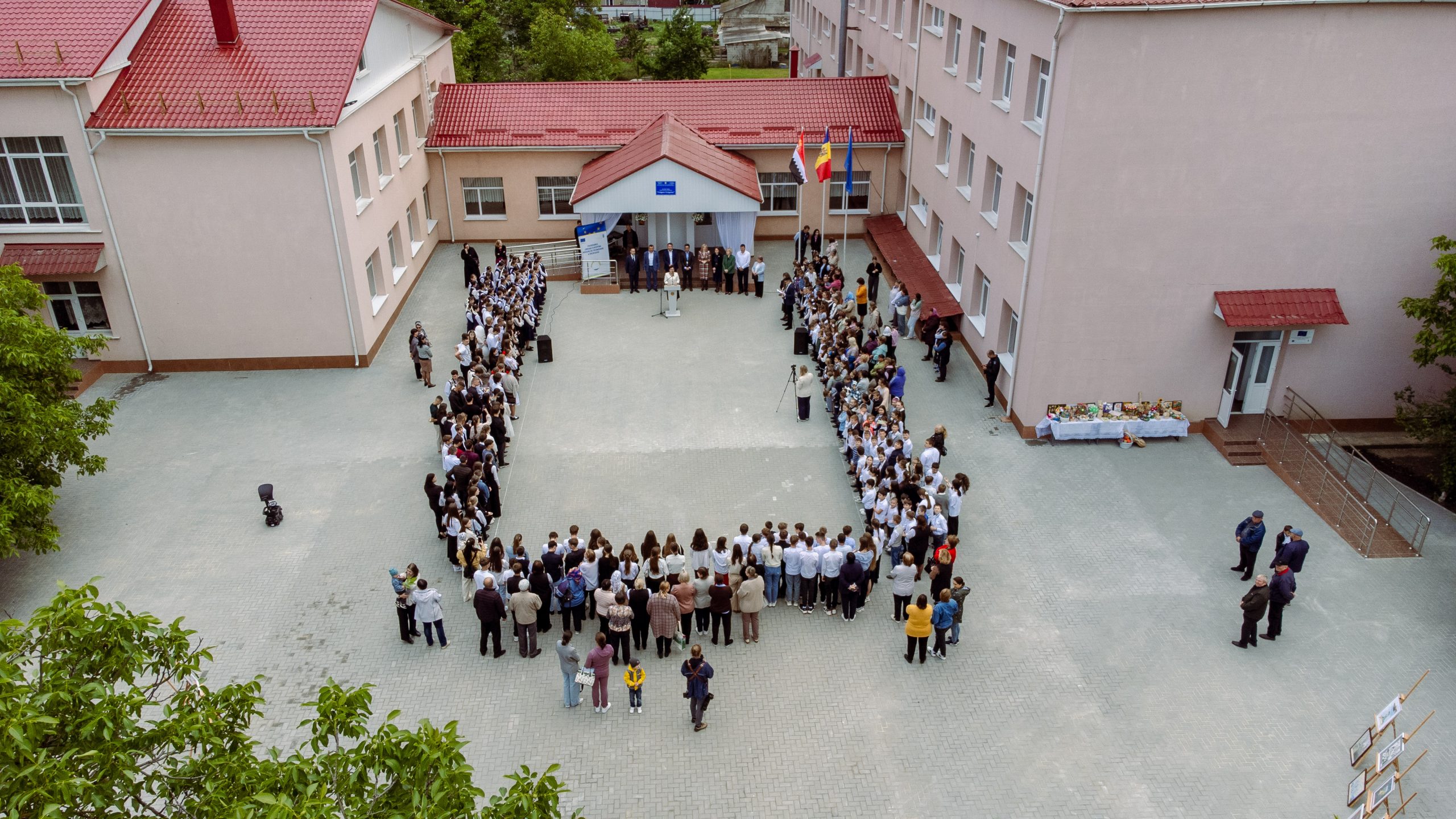 Students at the Grigore Grigoriu Theoretical High School in Cîrnățeni, Căușeni district, enjoyed a special event. For the first time in 35 years, the last bell rang in a renovated and modernised courtyard, supported by the European Union Confidence Building Measures programme, implemented by UNDP.
