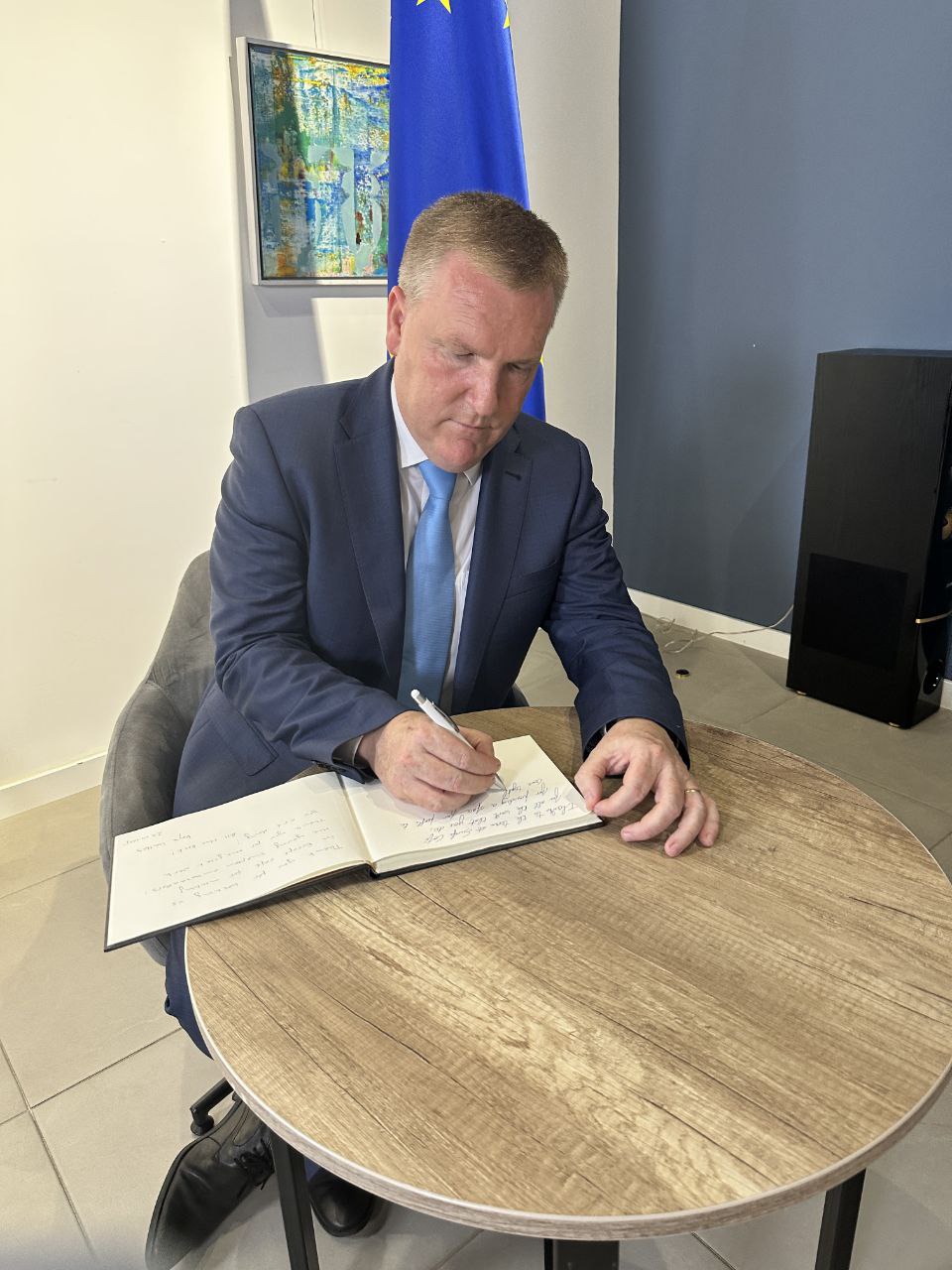 Pe 6 iunie 2025, în cartea vizitelor Europe Café s-a adăugat semnătura unui oaspete de onoare. Am fost bucuroși să-l primim în vizită pe Comisarul European pentru Democrație, Justiție, Statul de Drept și Protecția Consumatorilor, Michael McGrath.