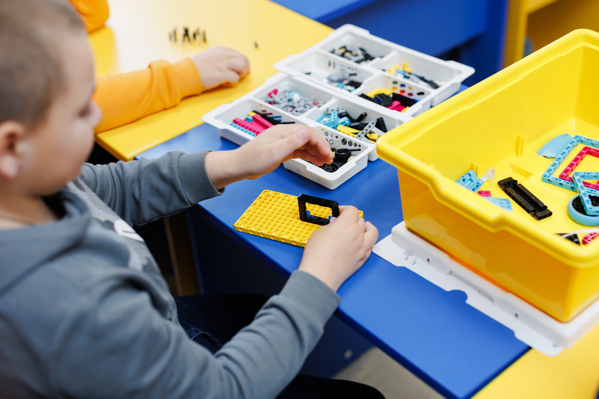 The Robotix robotics school in Orhei was launched in spring 2024 by Sergiu Smîntînă, a professional programmer. The school’s opening was made possible through funding from the European Union’s “Confidence Building Measures” program. The first Robotix branch opened in Chișinău during the pandemic.