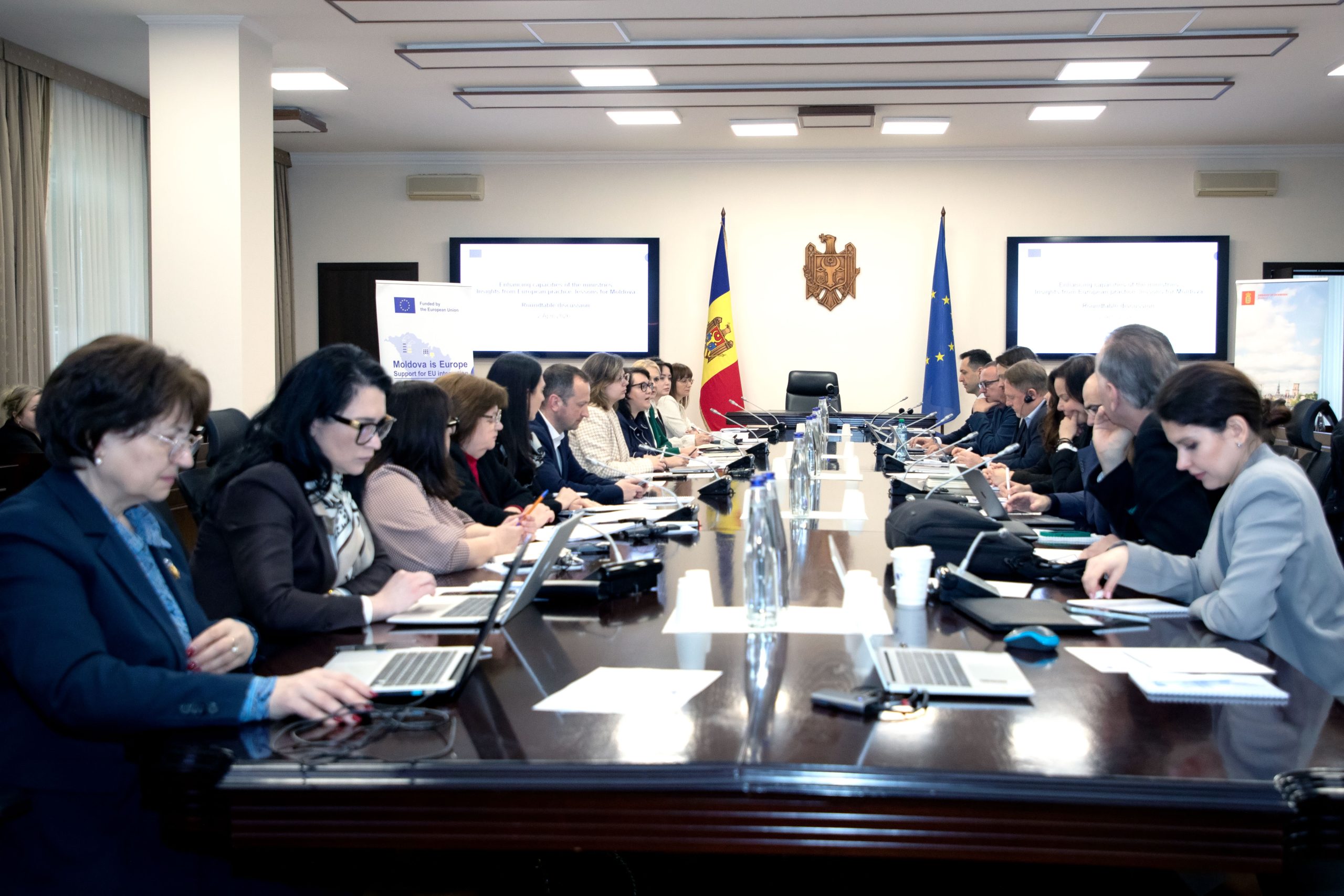 Secretari generali din Moldova si experti UE la masa din sala de sedinte a Guvernului
