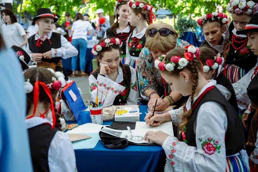 Отметив 9 мая День Европы в Кишиневе, мы отправились в регионы, чтобы поделиться атмосферой перемен и европейского будущего. Так мы приехали и в Сороки. 