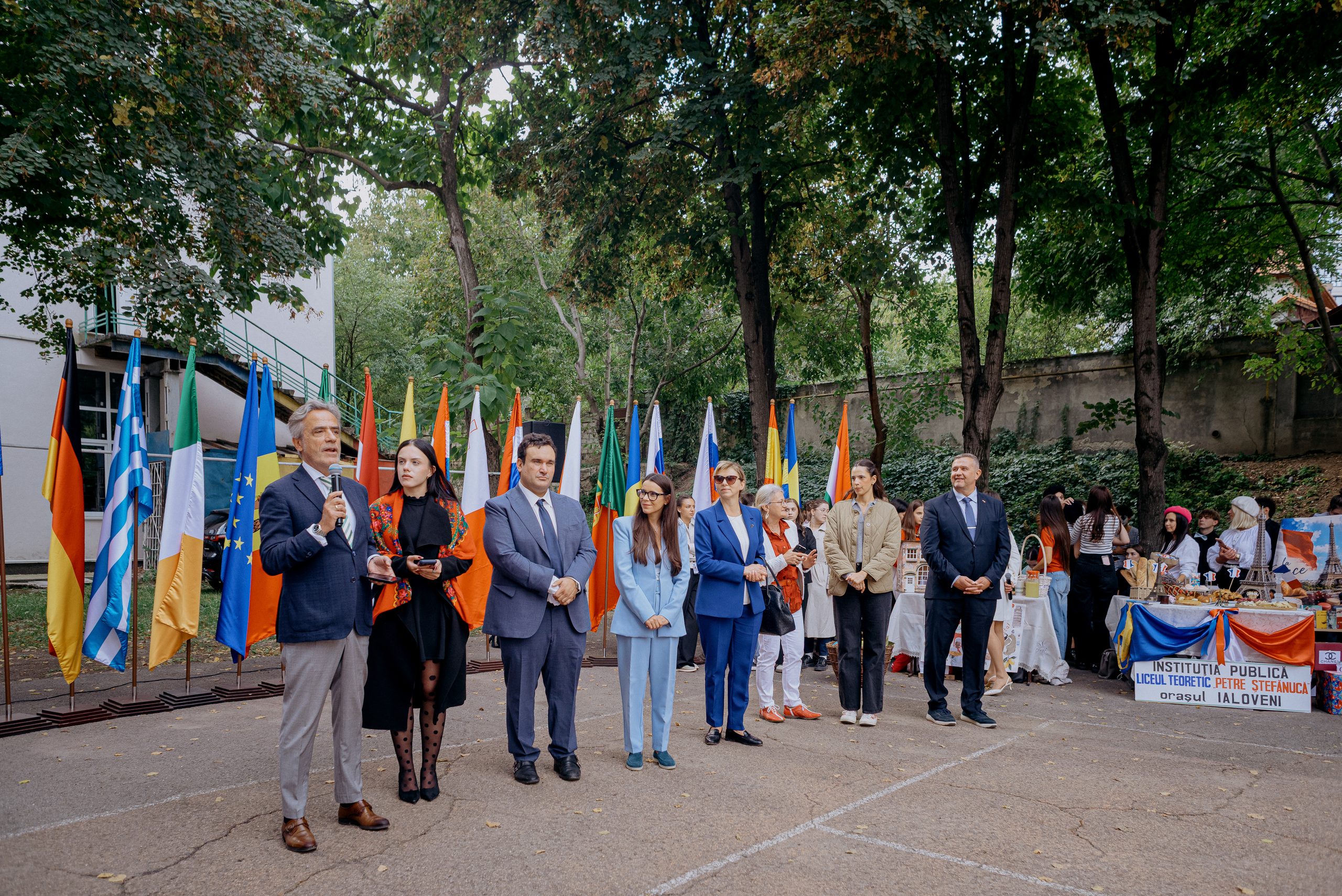 Different languages, the same joy of getting to know one another. That’s how we celebrated the European Day of Languages in Chișinău on 25 September. The celebration brought together members of Euro Clubs and EU Information Centres from across the country.
The courtyard of the “Vasile Alecsandri” Theoretical Lyceum in Chișinău — our event venue — was filled with smiles, colours, traditions and activities.
We were delighted to welcome the Ambassadors of Latvia and Greece, as well as representatives of the Embassies of Austria, Romania and Italy and the EU Delegation.
Together with our guests and participants, we explored Europe’s diversity through traditional food, creative activities and themed experiences dedicated to different countries and languages. Each activity was an invitation to discover another culture, ask questions and start a conversation.
Beyond words and pronunciation, learning a language helps us better understand people, their traditions and the way they see the world. And this gathering reminded us once again that you don’t have to speak a language perfectly to take the first step towards a conversation.
A big thank you to the embassies, partners and everyone who helped make this celebration of European diversity possible!