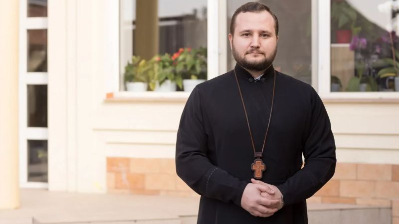 В самом сердце Кишинева, в храме Святителя Николая, отец Раду Сторожа несет служение и одновременно оказывает духовную поддержку женщинам и девушкам, столкнувшимся с насилием. Он убежден, что Церковь несет ответственность за предотвращение и противодействие семейному насилию — через слово, личный пример и вовлечение общины.