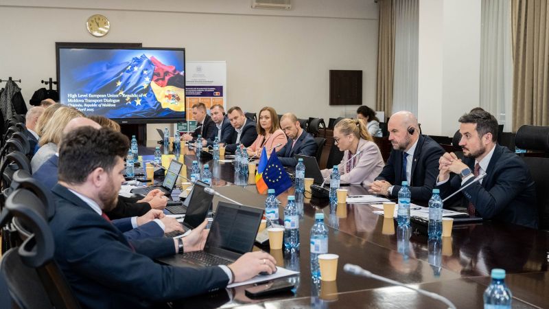 Cel de-al doilea dialog UE-Moldova privind transporturile a avut loc astăzi la Chișinău. Coprezitdat de Vladimir Bolea, Viceprim-ministru și Ministru al infrastructurii și dezvoltării regionale al Republicii Moldova, și de Magda Kopczyńska, Director general pentru mobilitate și transporturi al Comisiei Europene, dialogul s-a axat pe consolidarea în continuare a cooperării între toate modurile de transport și pe abordarea inițiativelor viitoare în sectorul transporturilor.  