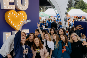 Pe 9 mai, Piața Marii Adunări Naționale a fost plină de energia, zâmbetele și entuziasmul celor care au ales să sărbătorească Ziua Europei alături de noi. A fost o zi intensă, în care PMAN nu a fost doar o piață, ci un adevărat hub al prieteniei și al valorilor comune, al valorilor europene.