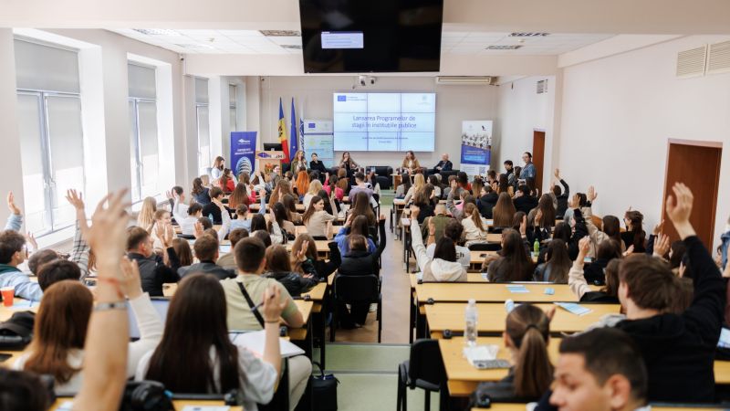 Campania de informare privind oportunitățile de stagii pentru tineri a continuat astăzi la Chișinău, reunind peste 200 de studenți la Academia de Studii Economice din Moldova (ASEM).