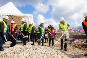 Stația de Tratare a Apei (STA) din Edineț este o investiție majoră de 5,85 milioane de euro oferite în cadrul programului EU4Moldova: Comunități Locale. Construcția stației de tratare a apei din Edineț va asigura apă potabilă pentru aproximativ 25.800 de locuitori ai Municipiului Edineț și ai orașului Cupcini.