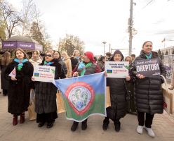 De Ziua Internațională a Romilor, peste o sută de femei rome din Moldova și Ucraina, alături de susținători, s-au adunat la o demonstrație publică de solidaritate în cadrul celei de-a cincea ediții a Marșului Femeilor Rome. Evenimentul a fost organizat de Platforma Femeilor Rome „ROMNI”, în colaborare cu UN Women Moldova și cu sprijinul financiar al Uniunii Europene, prin proiectul EVOLVE4GE, și cu susținerea Ambasadei Suediei în Moldova.