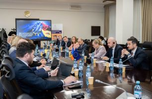 Cel de-al doilea dialog UE-Moldova privind transporturile a avut loc astăzi la Chișinău. Coprezitdat de Vladimir Bolea, Viceprim-ministru și Ministru al infrastructurii și dezvoltării regionale al Republicii Moldova, și de Magda Kopczyńska, Director general pentru mobilitate și transporturi al Comisiei Europene, dialogul s-a axat pe consolidarea în continuare a cooperării între toate modurile de transport și pe abordarea inițiativelor viitoare în sectorul transporturilor.