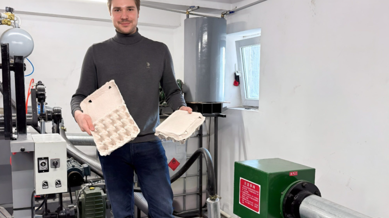 Valentin a început să dezvolte un concept simplu, dar cu impact: transformarea deșeurilor de hârtie în ambalaje reciclate pentru ouă, fructe și legume – o alternativă durabilă la cele clasice din plastic.