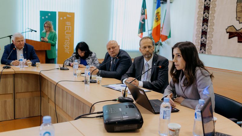 More than 100 residents of Taraclia gathered yesterday at the local House of Culture for a discussion with the Delegation of the European Union to the Republic of Moldova. Among the participants were mayors from surrounding villages, representatives of the district administration, local entrepreneurs, and members of civil society.