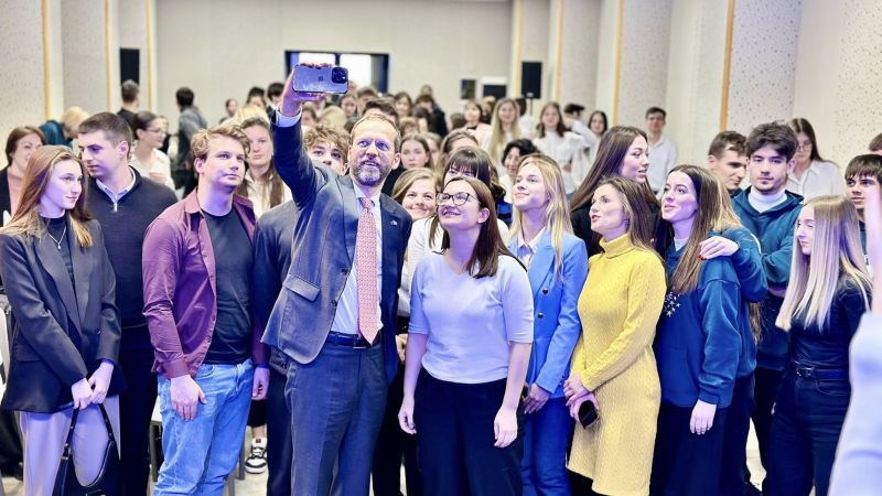 Ziua de 11 aprilie a fost despre tineri, despre energia și entuziasmul lor de a mișca Moldova spre prosperitate și un viitor mai bun în Uniunea Europeană.