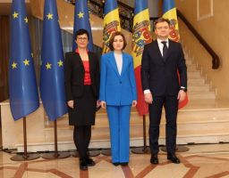 Comisia Europeană și Republica Moldova au convenit astăzi asupra unei Strategii cuprinzătoare pe doi ani pentru independența energetică și reziliența Moldovei, care vizează decuplarea Moldovei de nesiguranța aprovizionării cu energie din Rusia și integrarea sa deplină pe piața energetică a UE. 