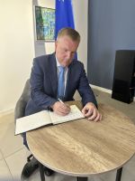 Pe 6 iunie 2025, în cartea vizitelor Europe Café s-a adăugat semnătura unui oaspete de onoare. Am fost bucuroși să-l primim în vizită pe Comisarul European pentru Democrație, Justiție, Statul de Drept și Protecția Consumatorilor, Michael McGrath.