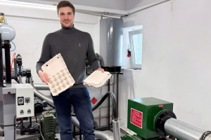Valentin a început să dezvolte un concept simplu, dar cu impact: transformarea deșeurilor de hârtie în ambalaje reciclate pentru ouă, fructe și legume – o alternativă durabilă la cele clasice din plastic.