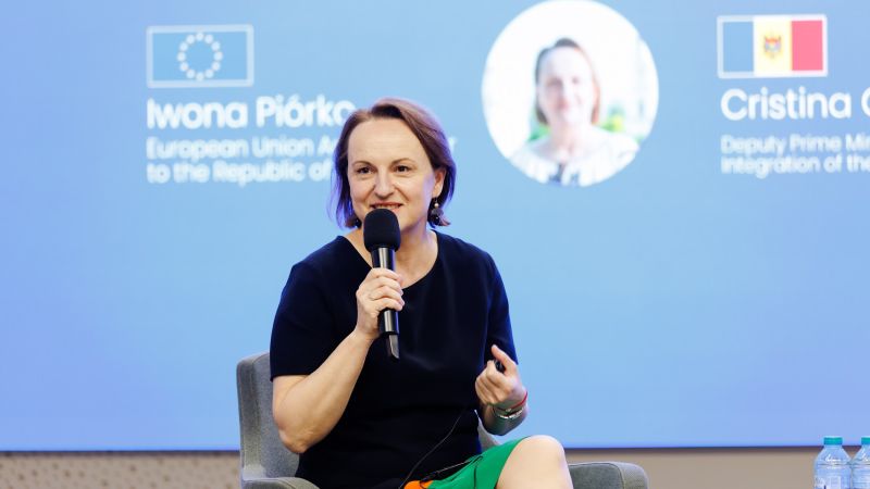„Viitorul începe cu noi” a fost tema centrală a unei noi ediții a „EU Talks”, dedicată implicării tinerilor în procesul de integrare europeană a Republicii Moldova. Evenimentul – organizat ca activitate satelit a Forumului privind Extinderea Uniunii Europene (UE), care va avea loc la Bruxelles pe 18 noiembrie 2025 – a reunit peste 100 de tineri din întreaga țară, care au discutat despre parcursul și viitorul european al Moldovei.