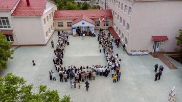 Students at the Grigore Grigoriu Theoretical High School in Cîrnățeni, Căușeni district, enjoyed a special event. For the first time in 35 years, the last bell rang in a renovated and modernised courtyard, supported by the European Union Confidence Building Measures programme, implemented by UNDP.